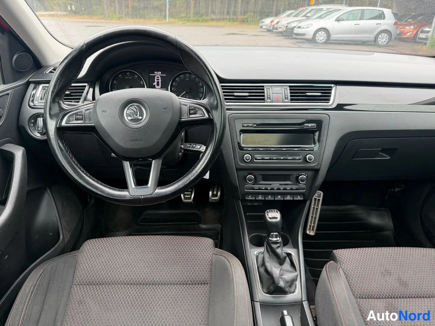 Punainen Skoda Rapid Spaceback 2014, ohjaamo, kuva 7