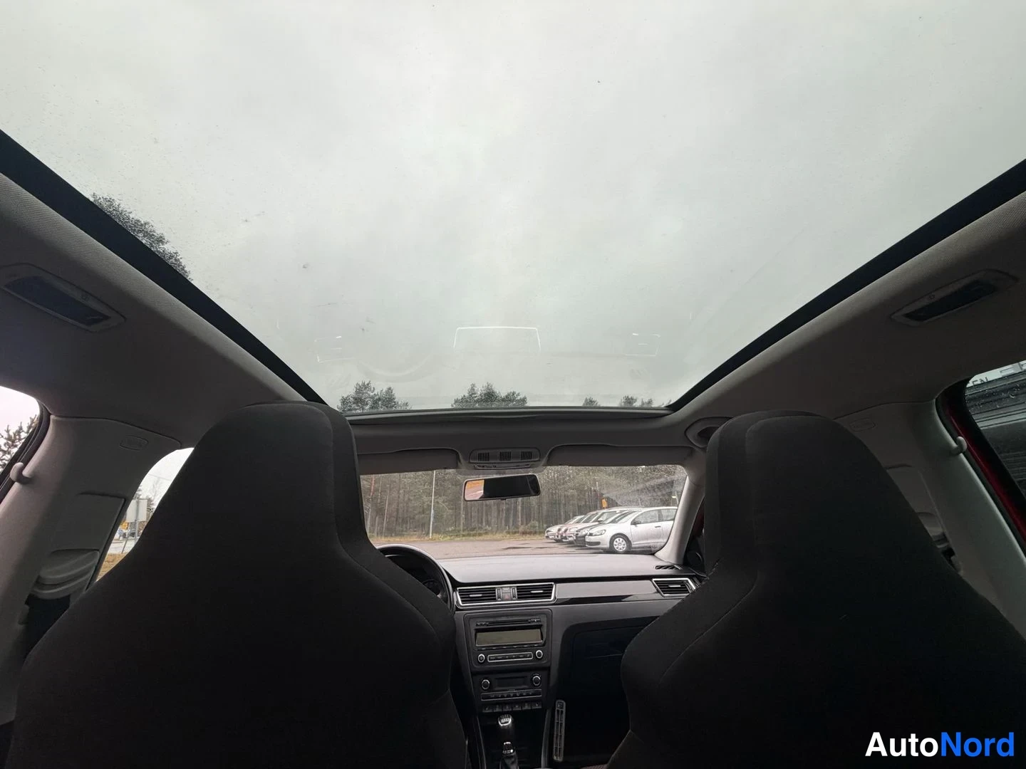 Punainen Skoda Rapid Spaceback 2014, ohjaamo, kuva 8