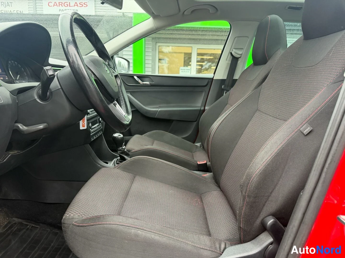 Punainen Skoda Rapid Spaceback 2014, ohjaamo, kuva 9