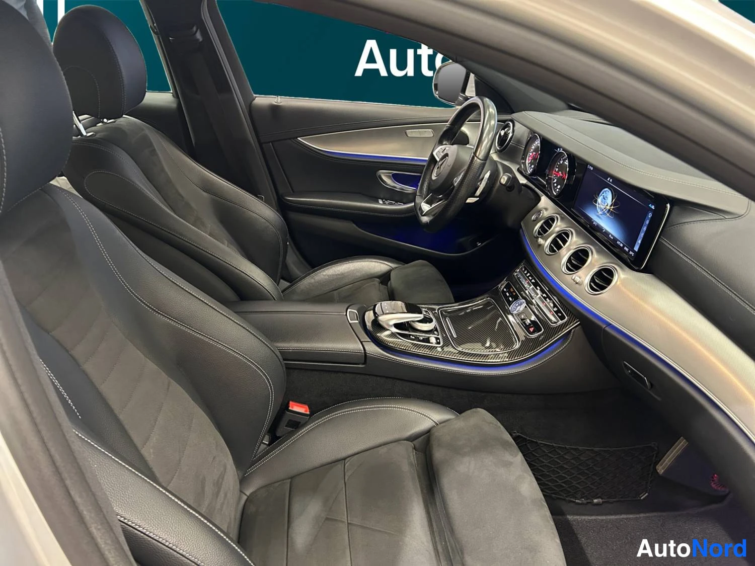 Hopea Mercedes-Benz E 220 d 2018, ohjaamo, kuva 11