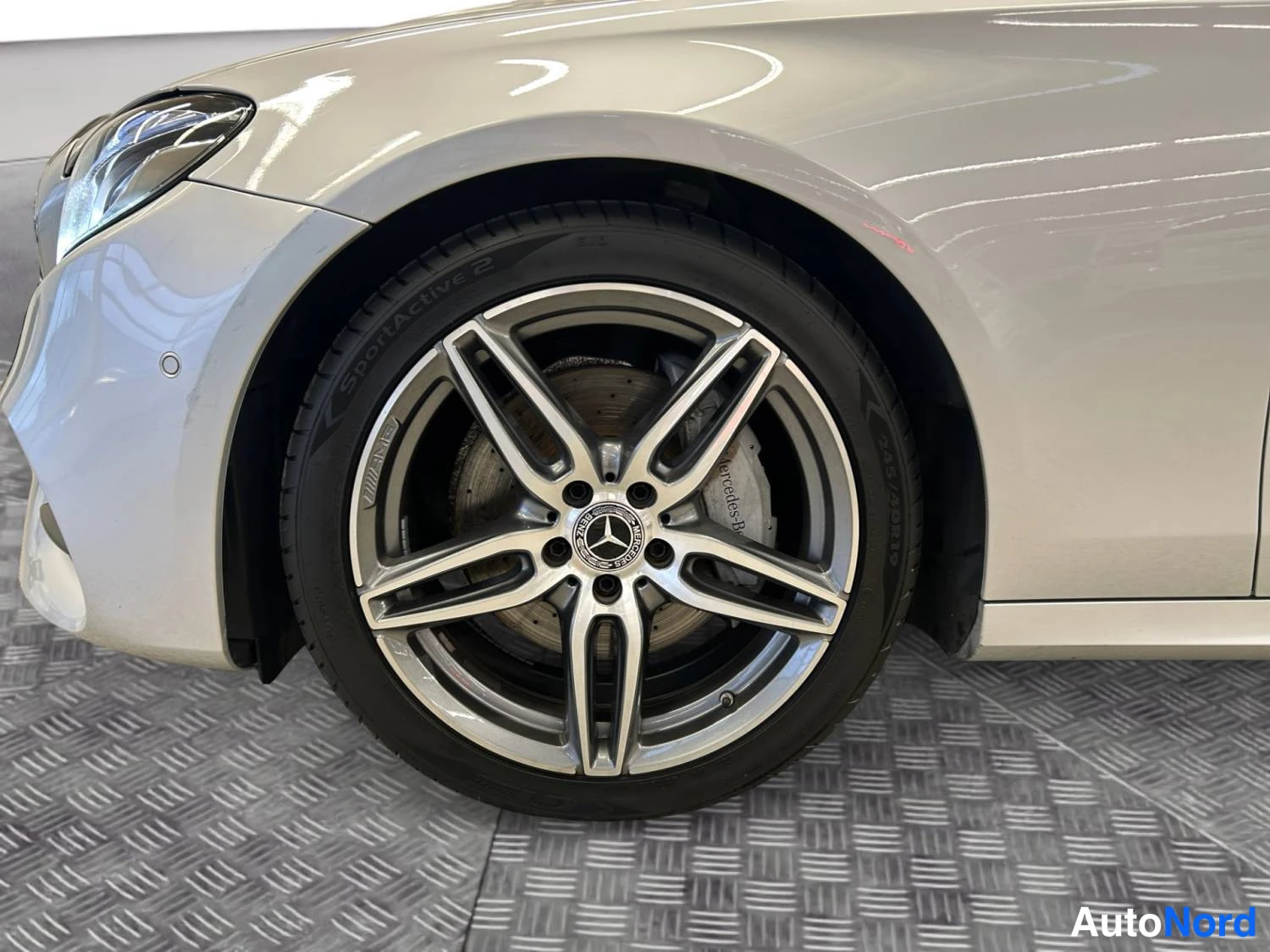 Hopea Mercedes-Benz E 220 d 2018, yksityiskohta, kuva 13