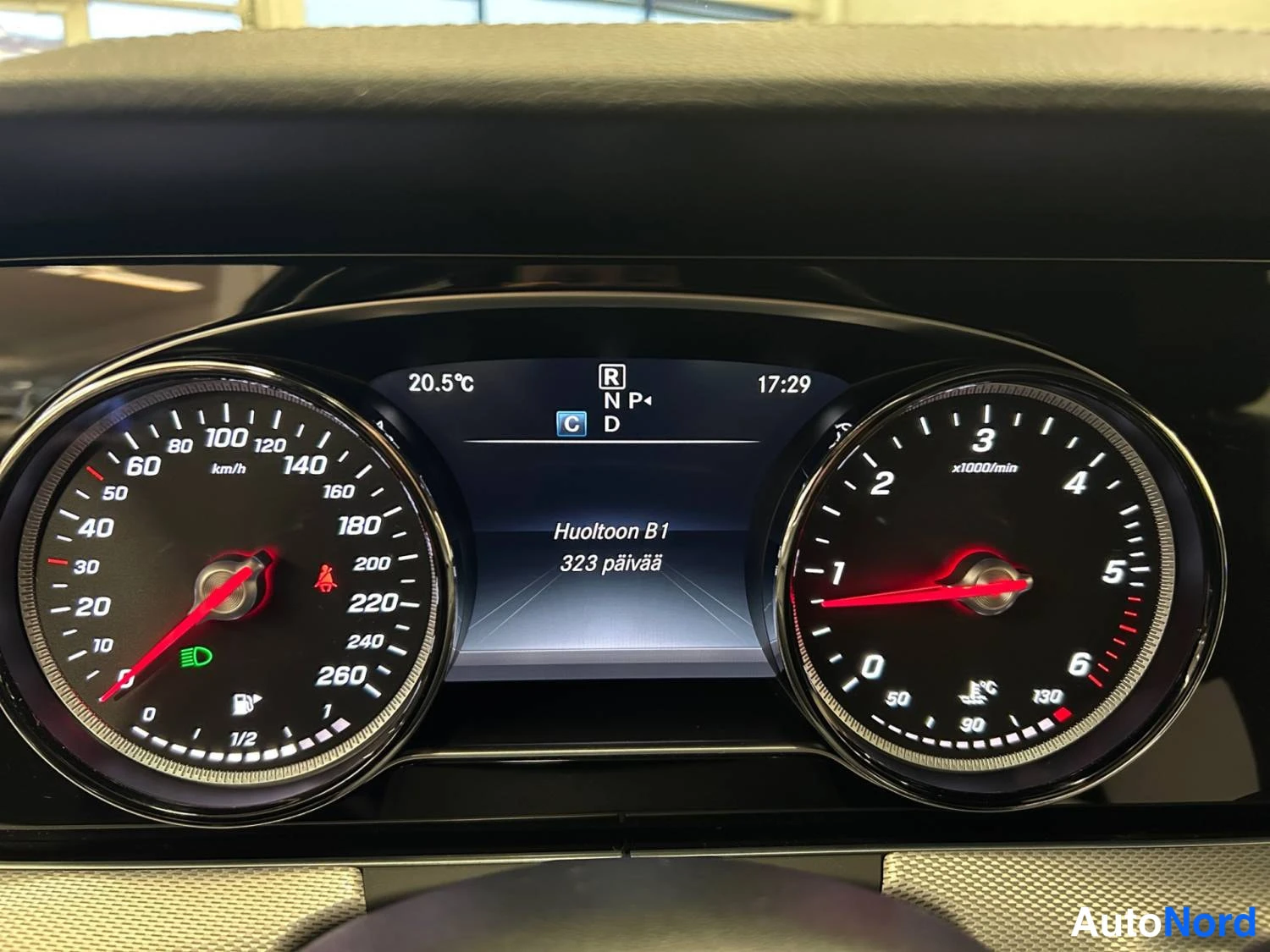 Hopea Mercedes-Benz E 220 d 2018, yksityiskohta, kuva 15