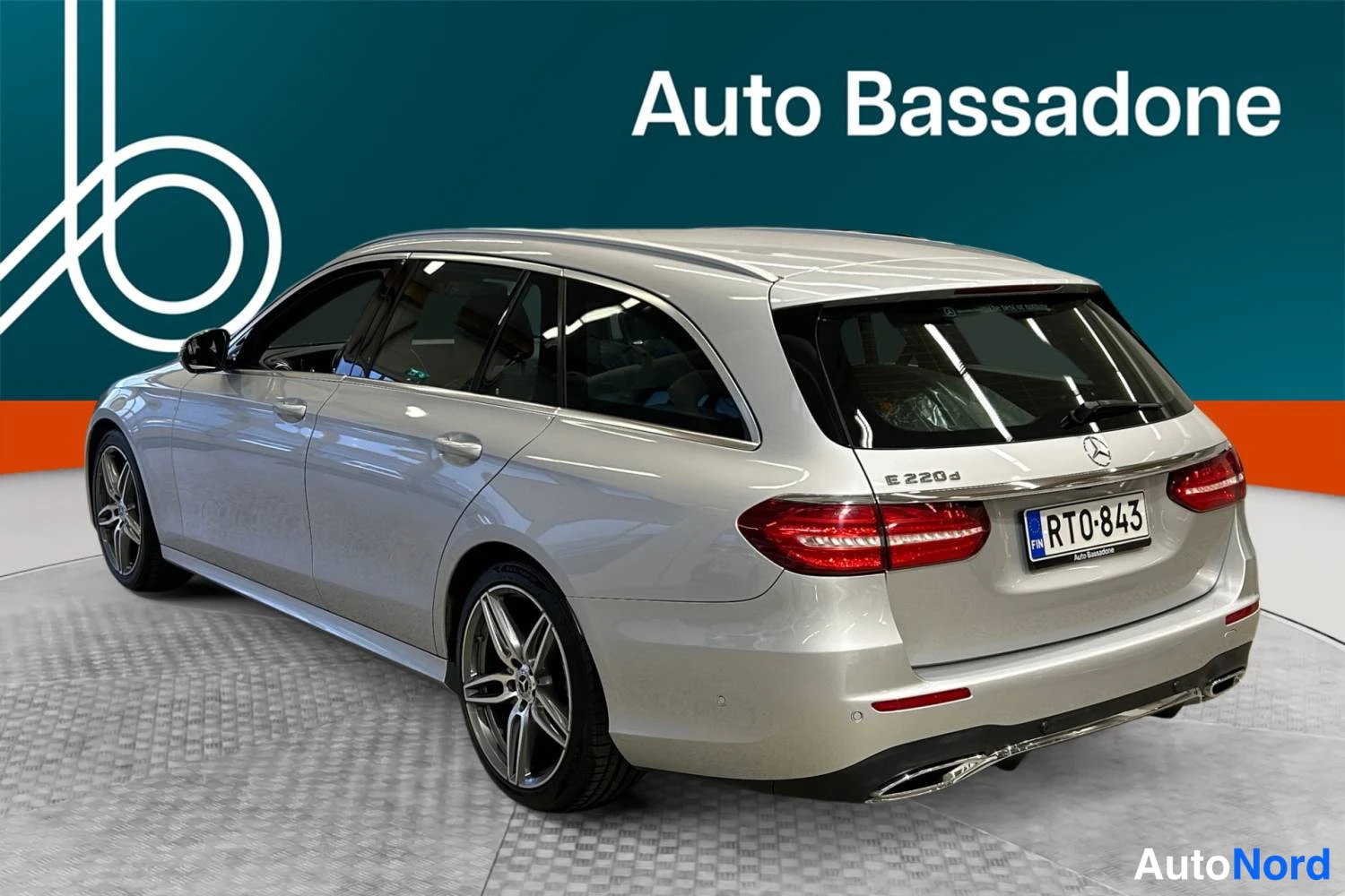 Hopea Mercedes-Benz E 220 d 2018, takaviisto, kuva 6