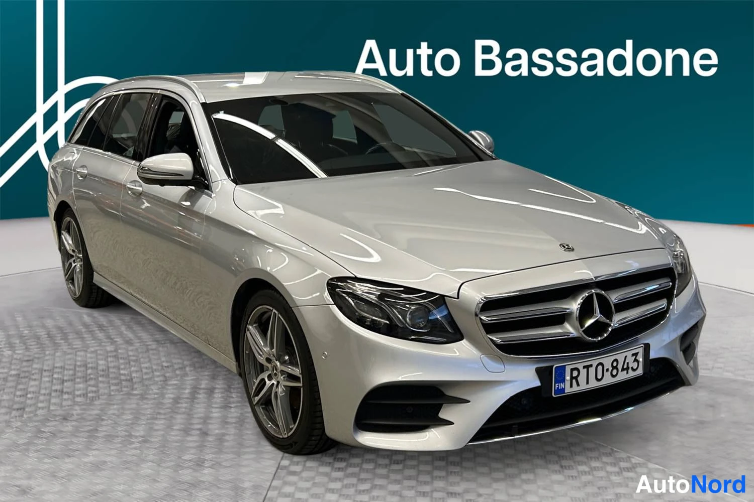 Hopea Mercedes-Benz E 220 d 2018, etuviisto, keula oikealle, kuva 2