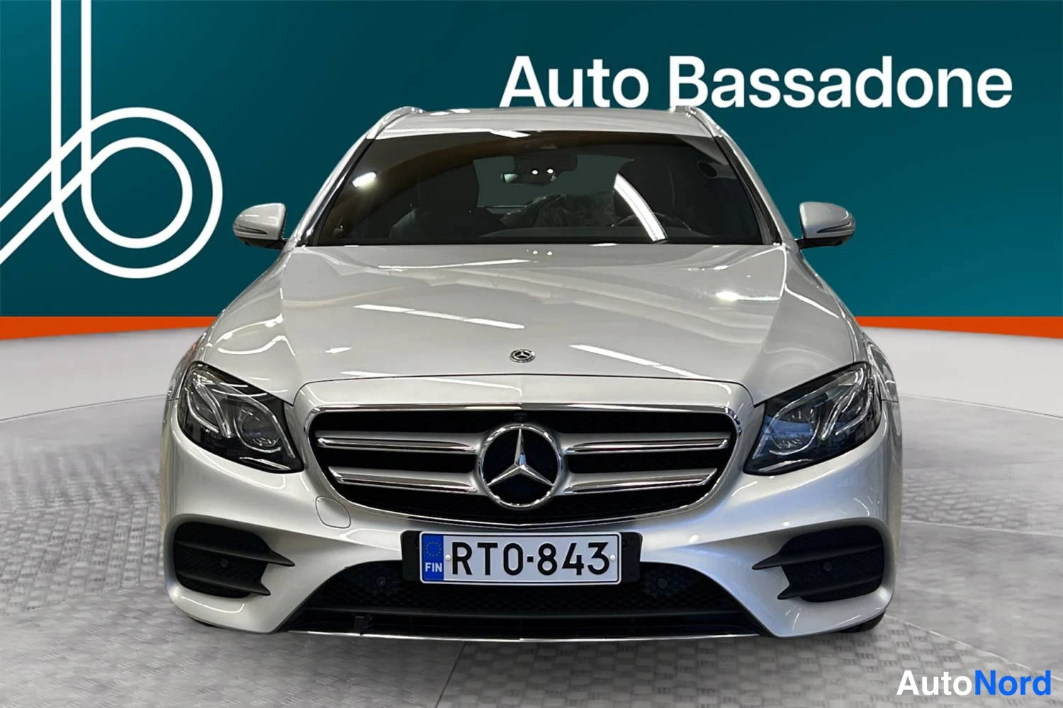 Hopea Mercedes-Benz E 220 d 2018, edestä, kuva 3