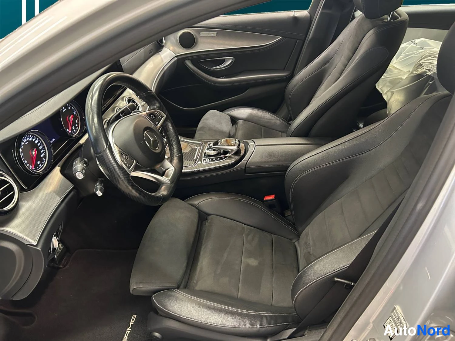 Hopea Mercedes-Benz E 220 d 2018, ohjaamo, kuva 9