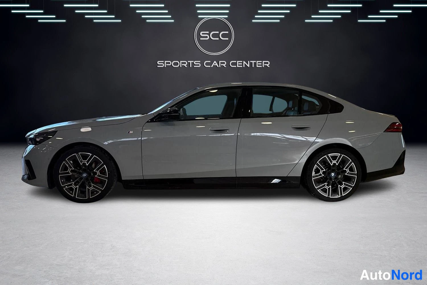 Harmaa BMW i5 2024, sivulta, kuva 3