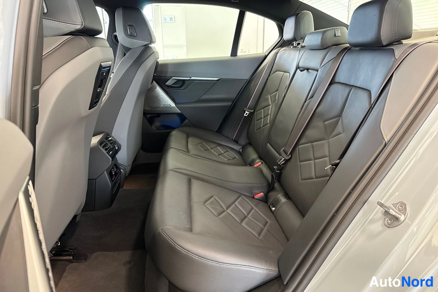 Harmaa BMW i5 2024, takaistuimet, kuva 12