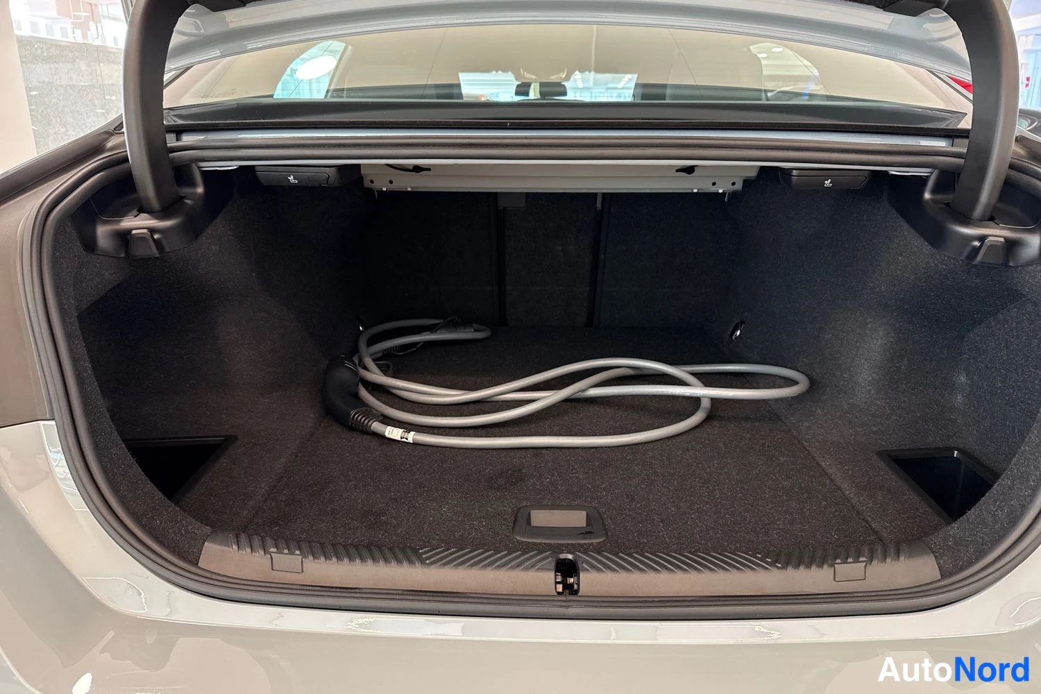 Harmaa BMW i5 2024, tavaratila, kuva 13