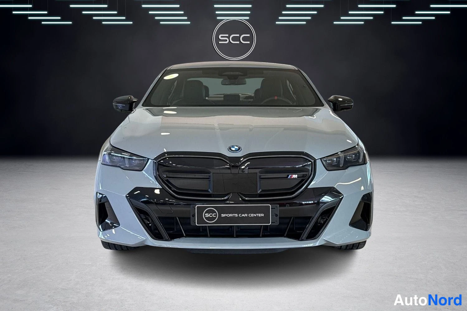 Harmaa BMW i5 2024, edestä, kuva 2
