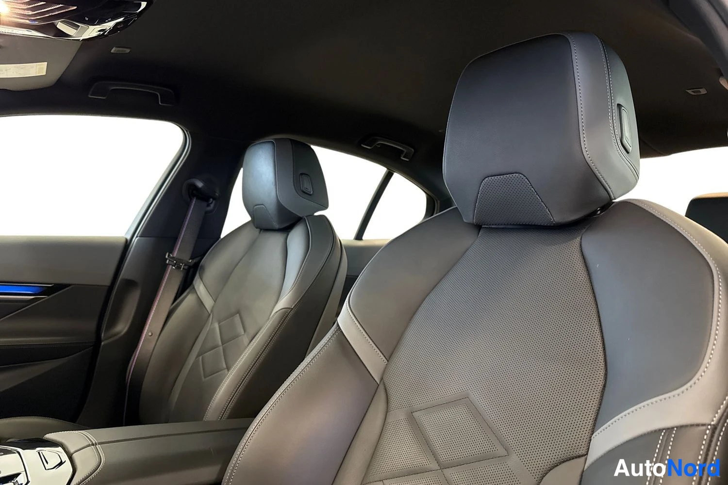 Harmaa BMW i5 2024, etuistuimet, kuva 11