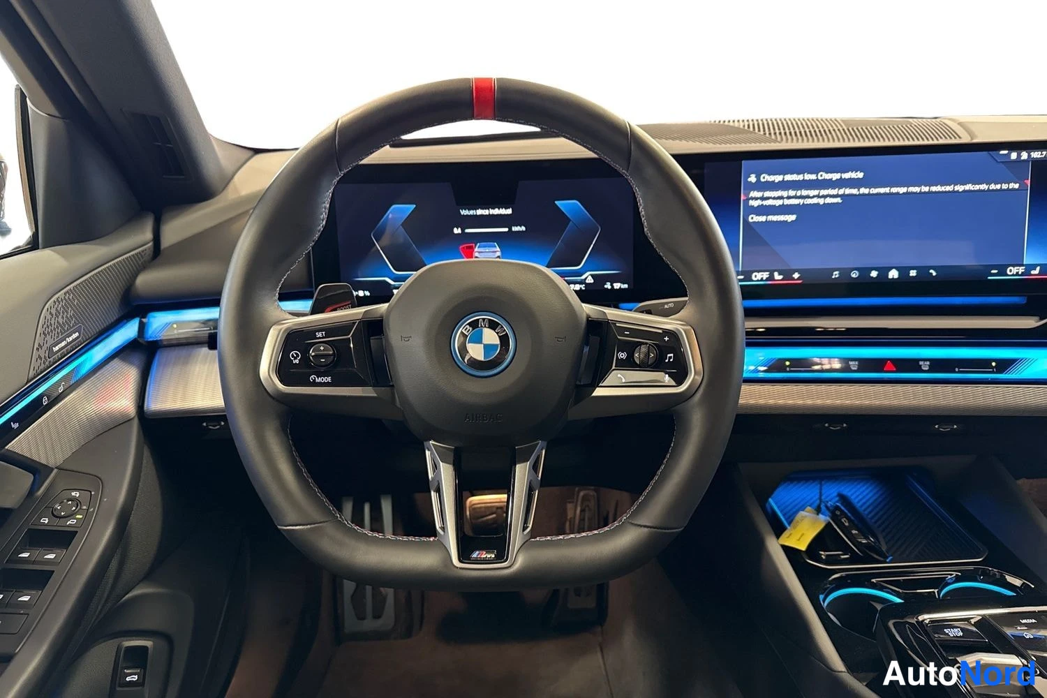 Harmaa BMW i5 2024, ohjaamo, kuva 7