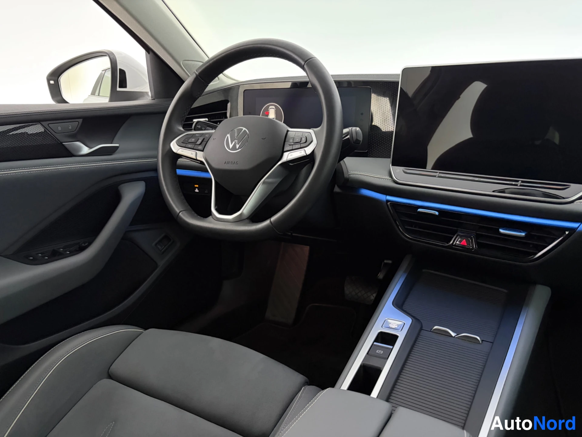 Valkoinen Volkswagen Passat 2024, kuva 14