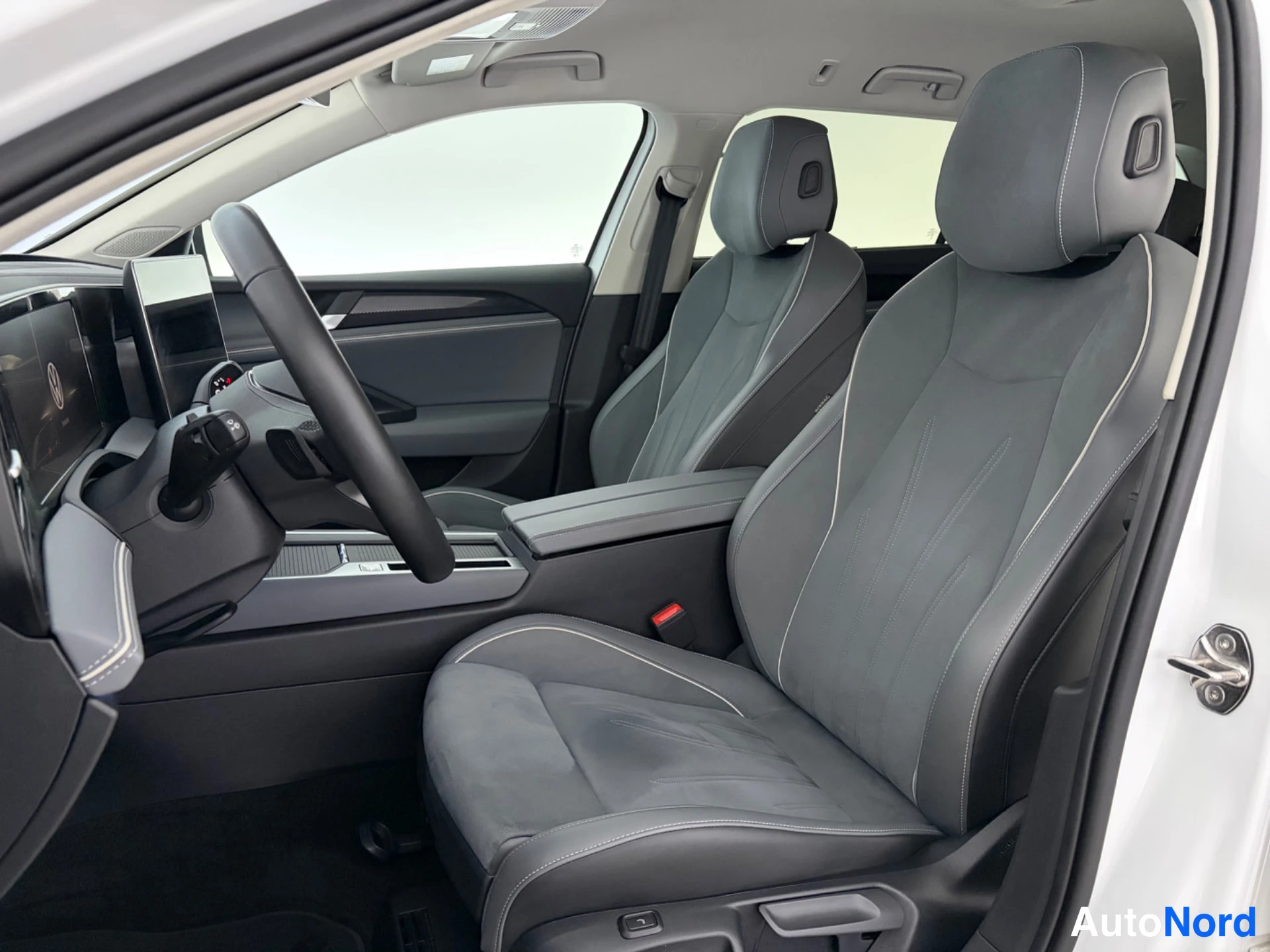 Valkoinen Volkswagen Passat 2024, kuva 16