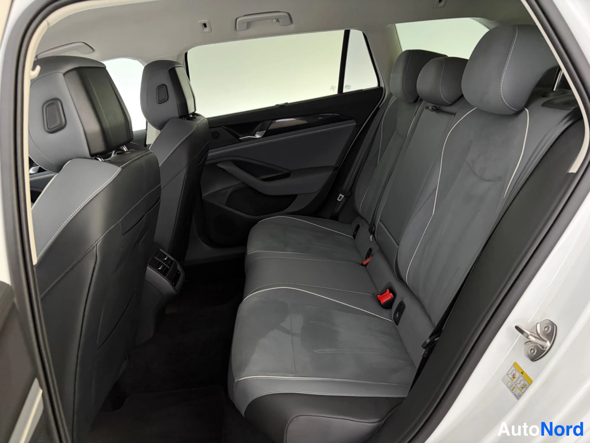 Valkoinen Volkswagen Passat 2024, kuva 17