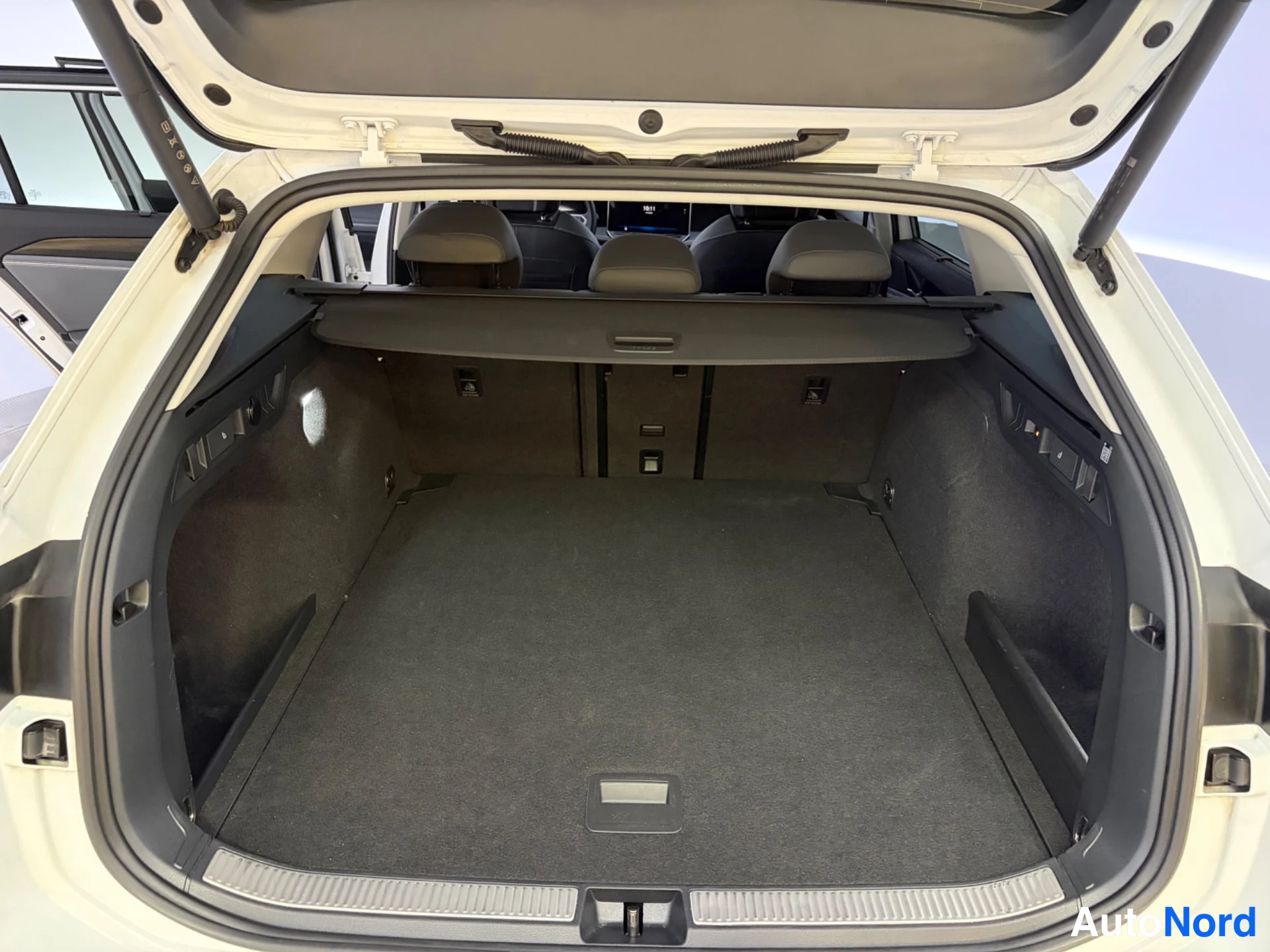 Valkoinen Volkswagen Passat 2024, kuva 18