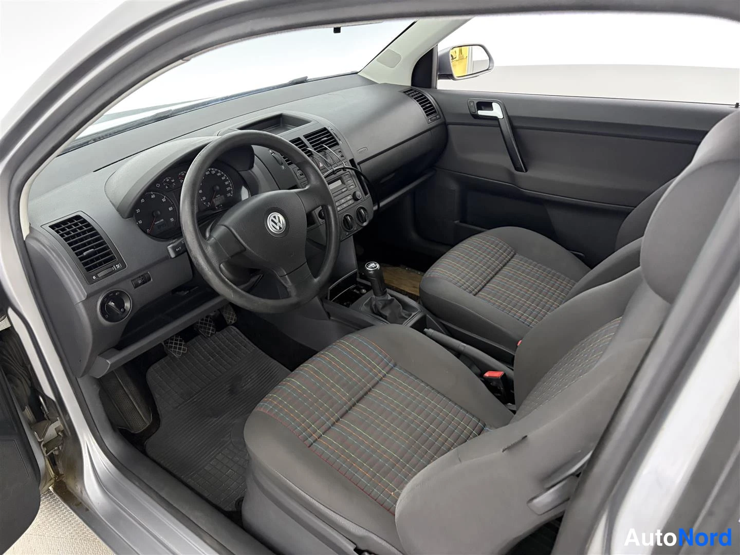 Silver Volkswagen Polo 2007, förarplats, bild 19
