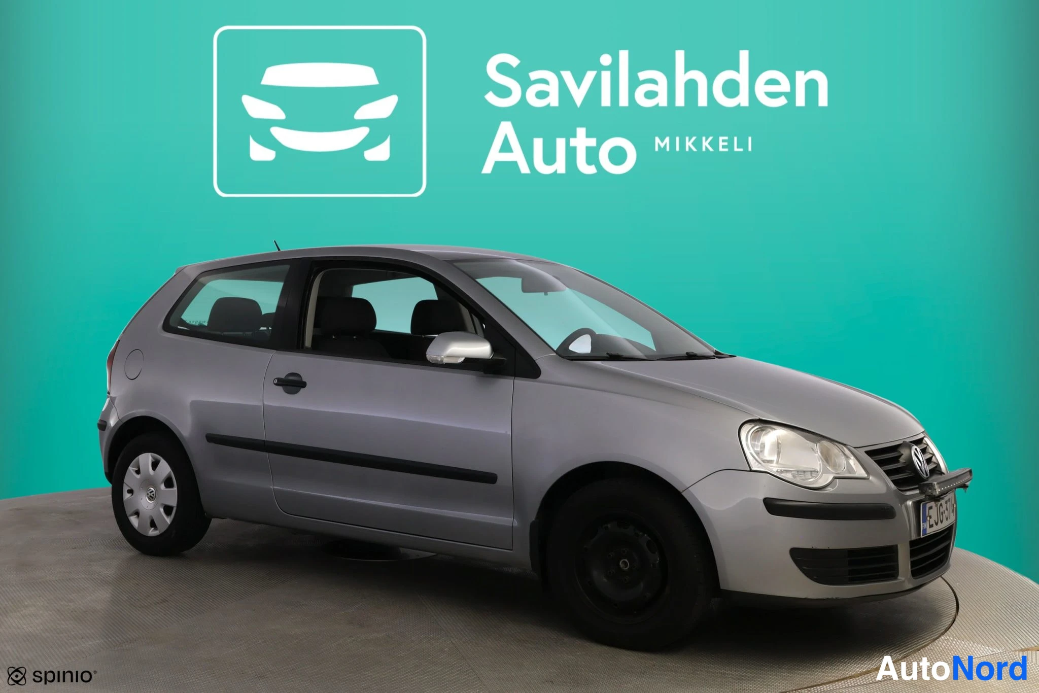 Silver Volkswagen Polo 2007, snett framifrån, fronten åt höger, bild 3