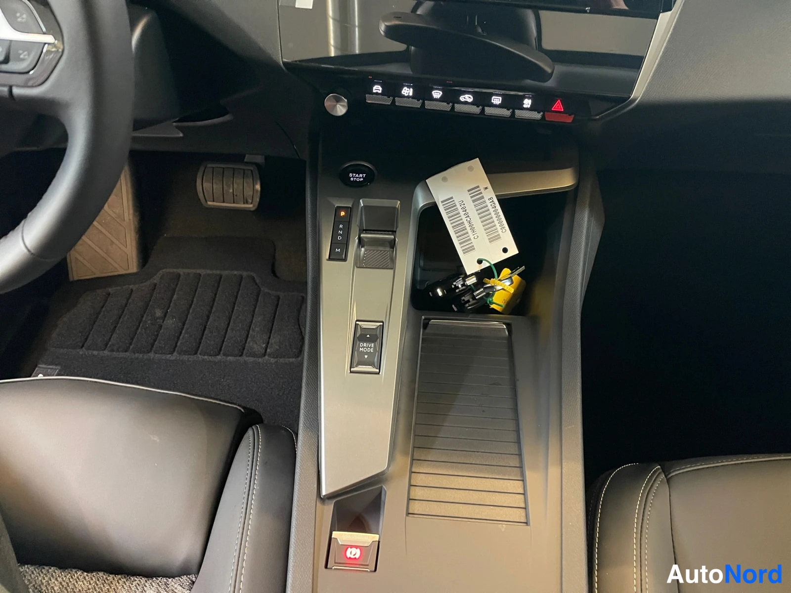 Vihreä Peugeot 408 2026, ohjaamo, kuva 10