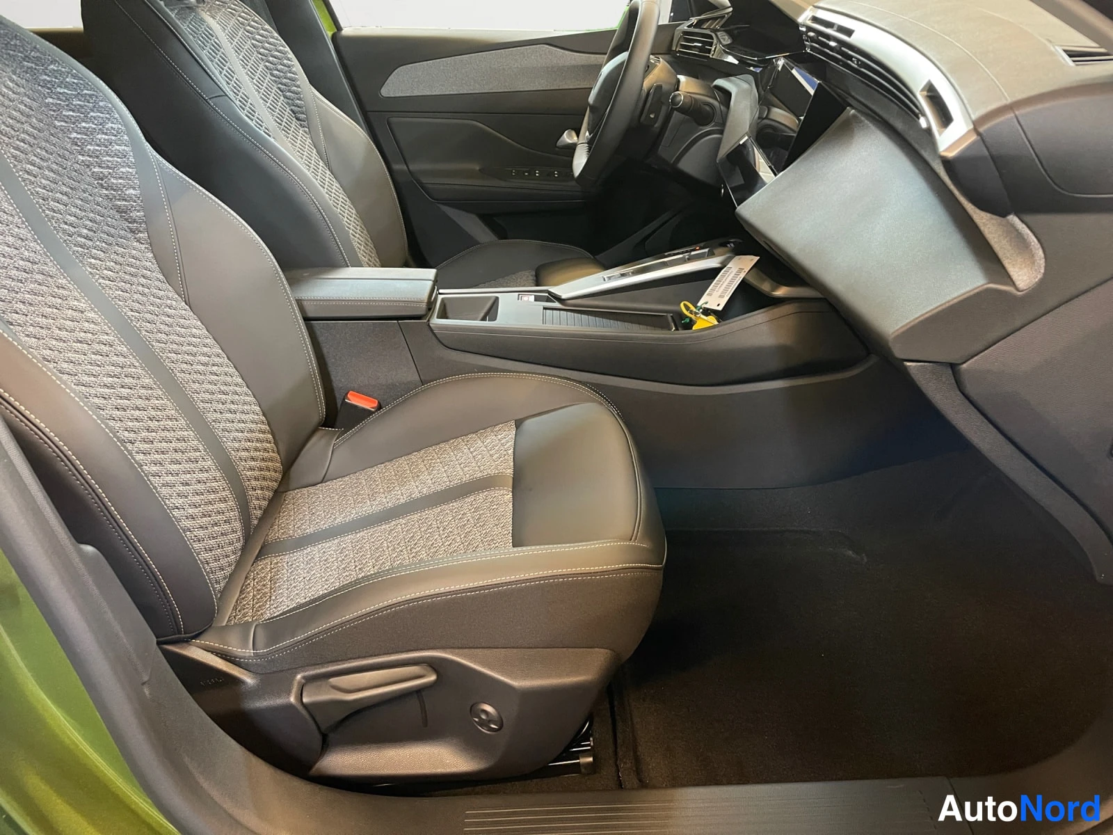 Vihreä Peugeot 408 2026, etuistuimet, kuva 13