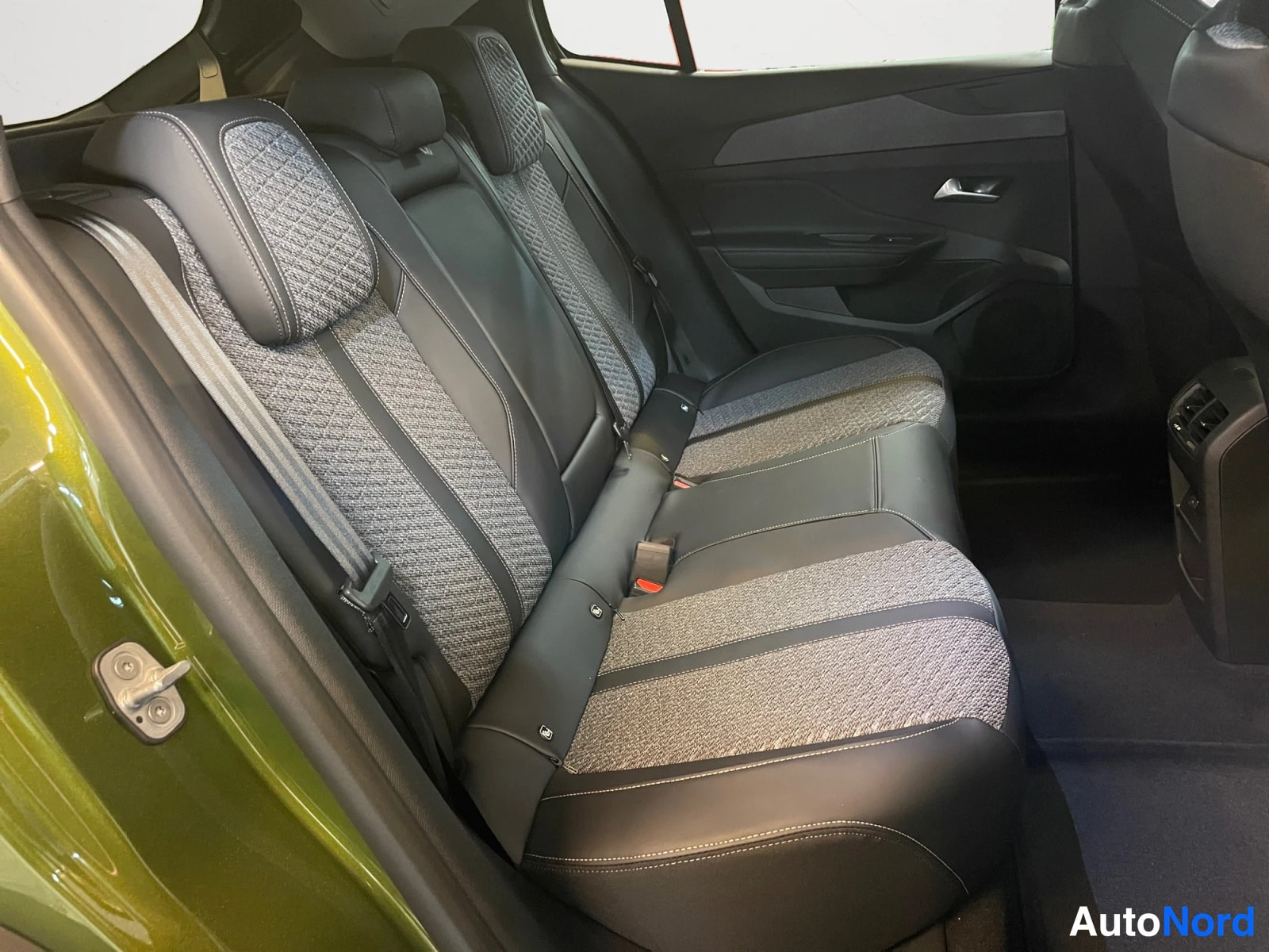 Vihreä Peugeot 408 2026, takaistuimet, kuva 15