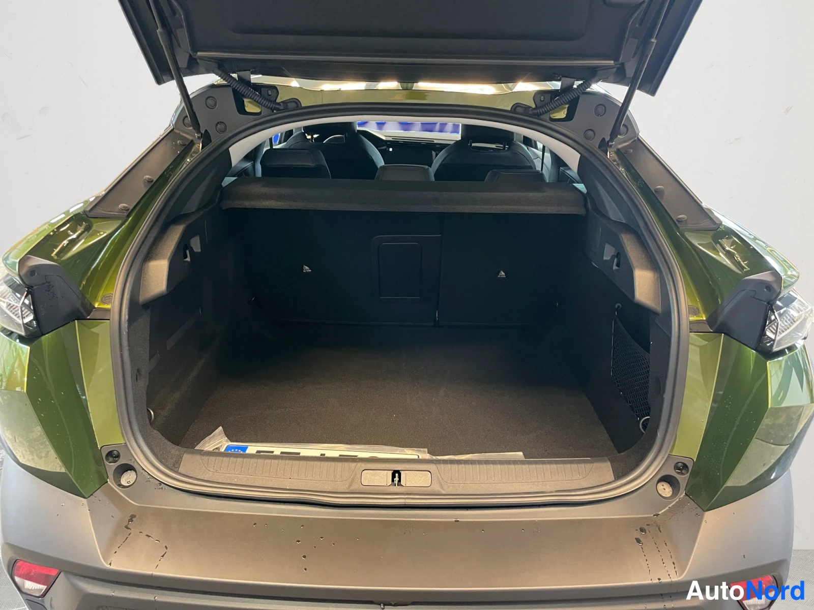 Vihreä Peugeot 408 2026, tavaratila, kuva 17
