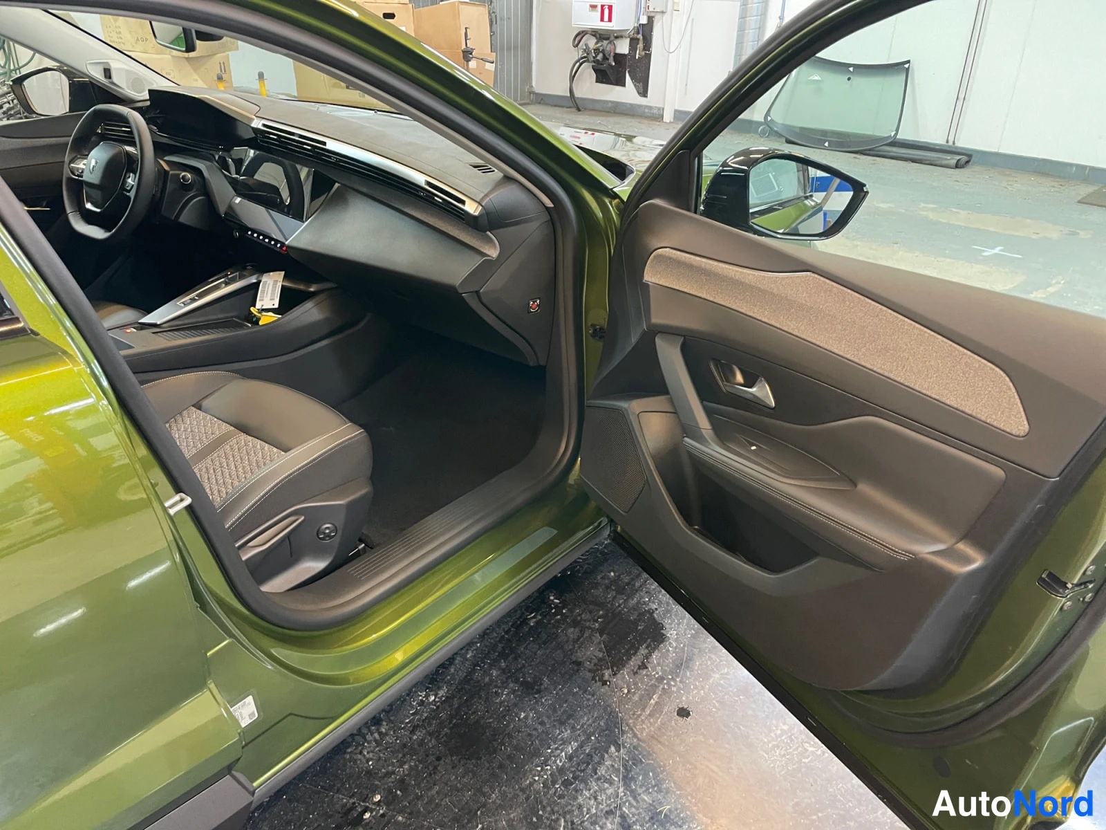 Vihreä Peugeot 408 2026, ohjaamo, kuva 11