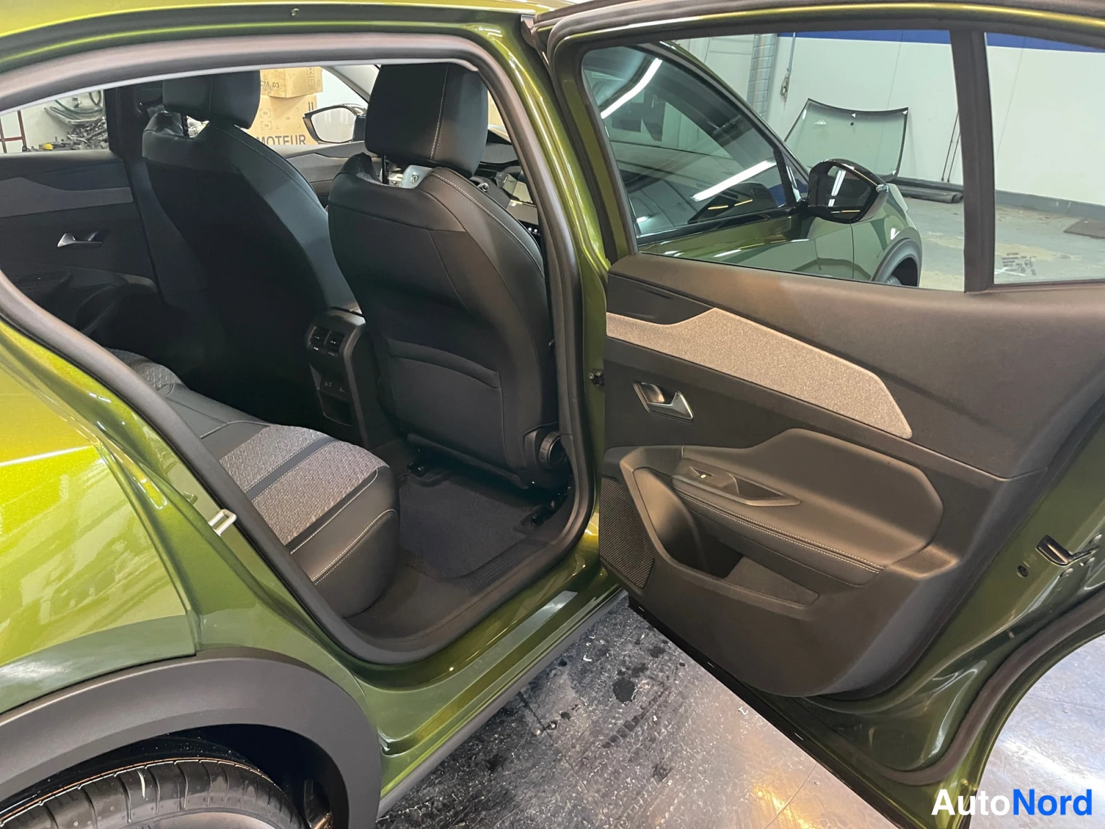 Vihreä Peugeot 408 2026, takaistuimet, kuva 16