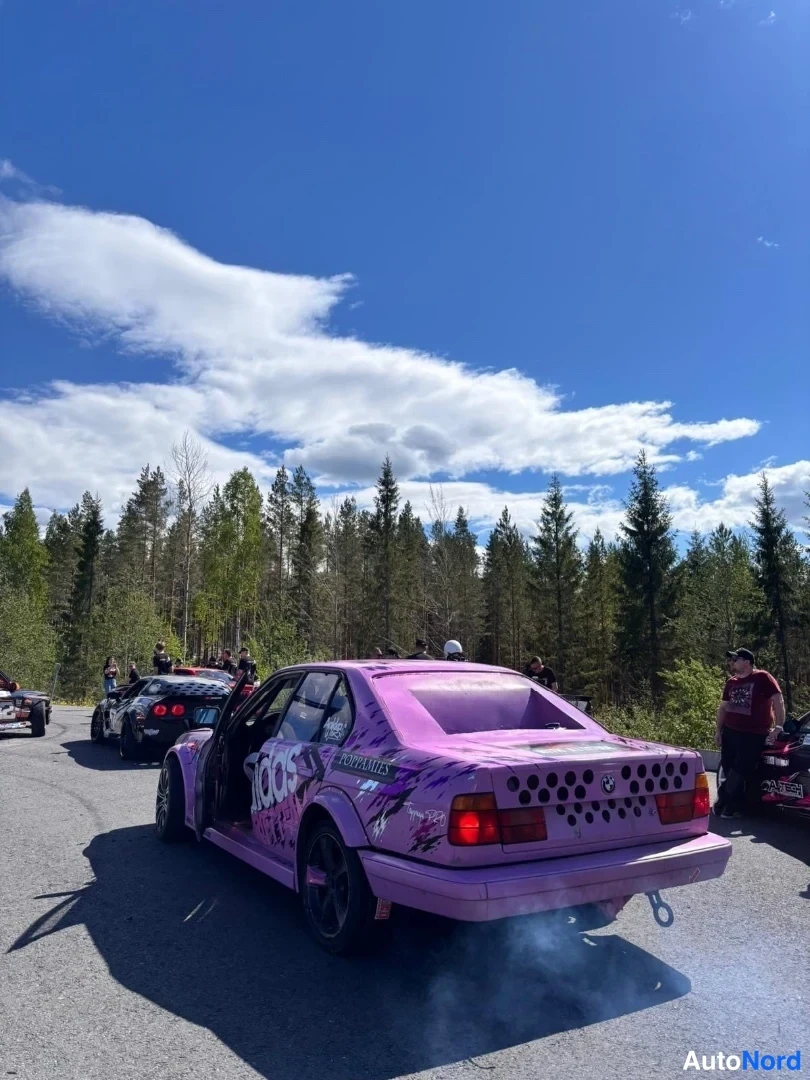 Violetti BMW 525i 1989, takaviisto, kuva 4