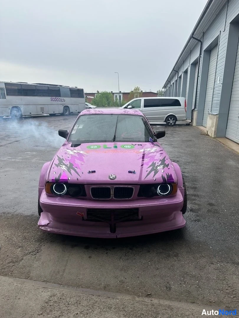 Violetti BMW 525i 1989, edestä, kuva 3