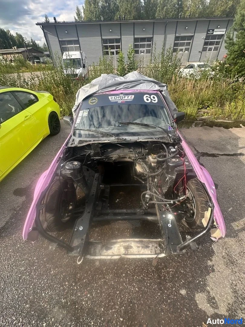 Violetti BMW 525i 1989, moottoritila, kuva 6