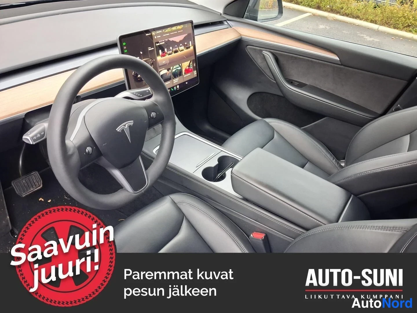 Musta Tesla Model Y 2023, ohjaamo, kuva 3