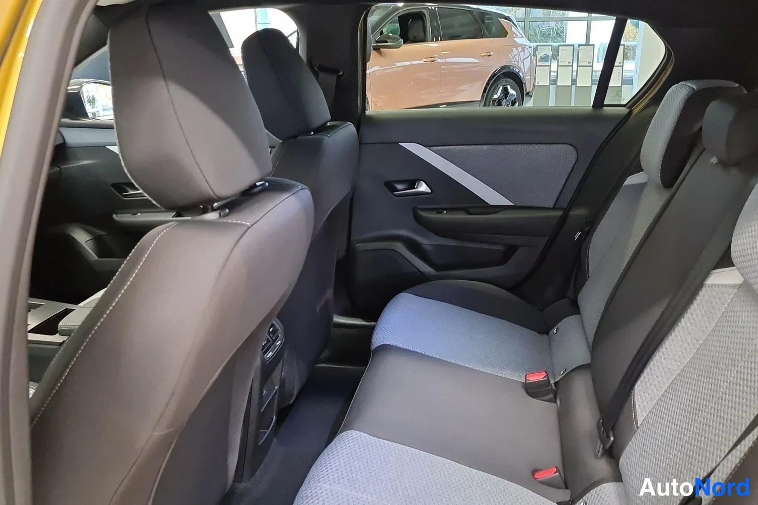 Keltainen Opel Astra 2026, takaistuimet, kuva 9