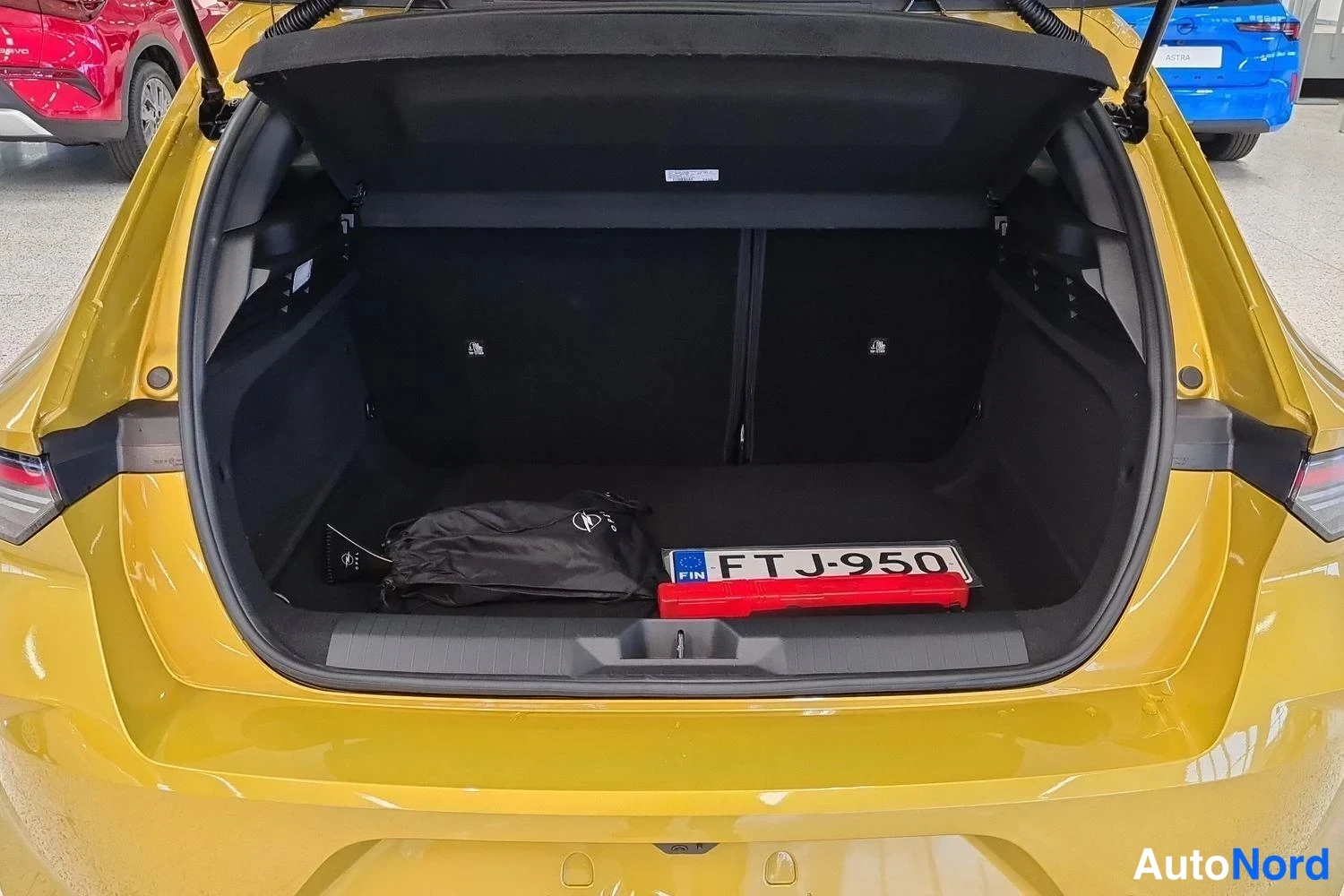 Keltainen Opel Astra 2026, tavaratila, kuva 10