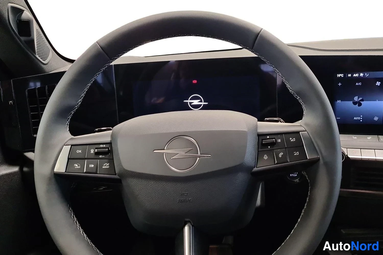 Keltainen Opel Astra 2026, yksityiskohta, kuva 12