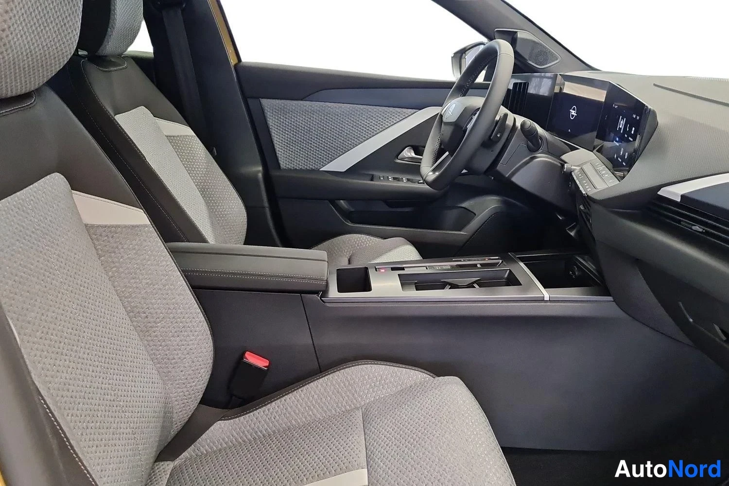 Keltainen Opel Astra 2026, etuistuimet, kuva 7