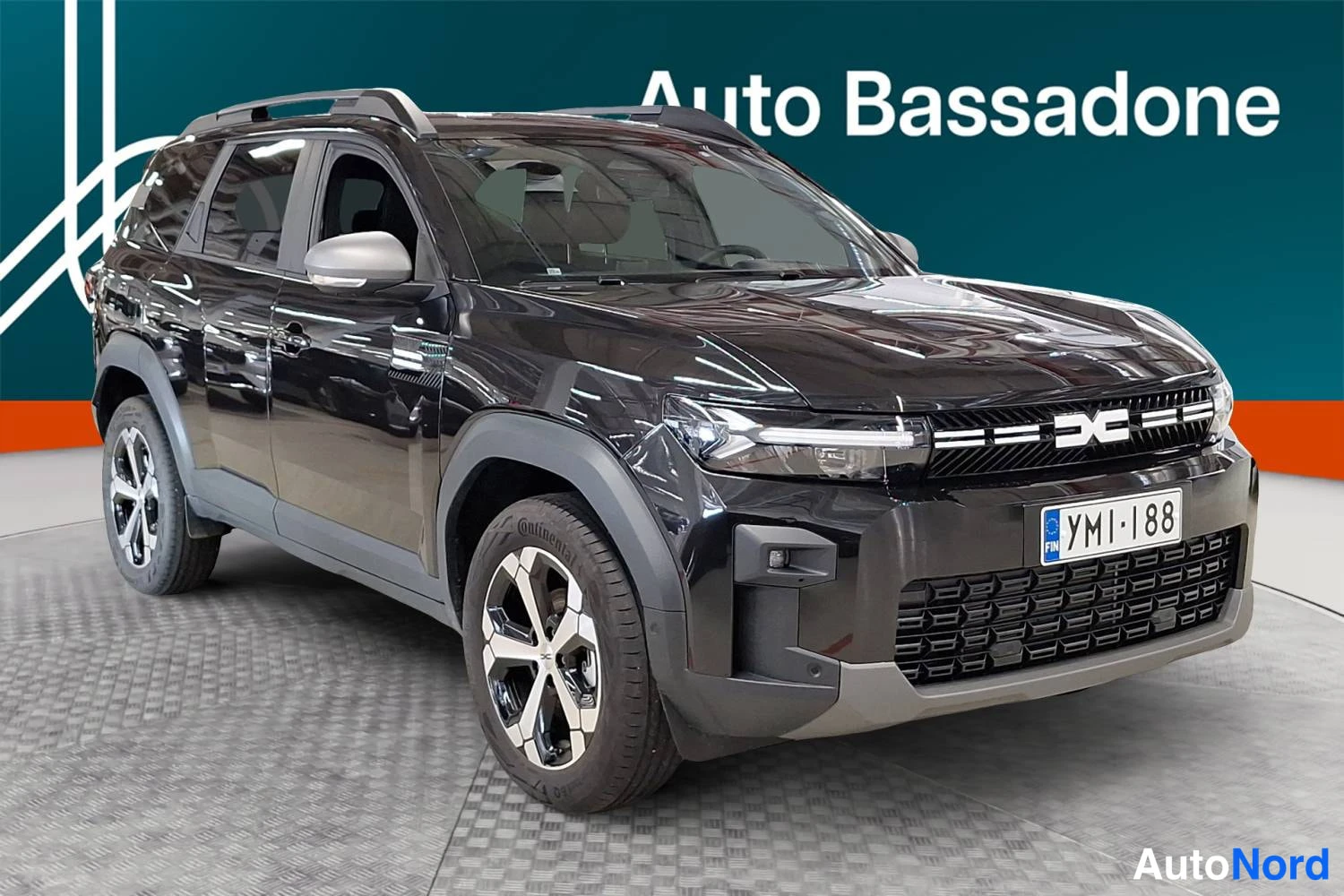 Musta Dacia Bigster 2026, etuviisto, keula oikealle, kuva 2