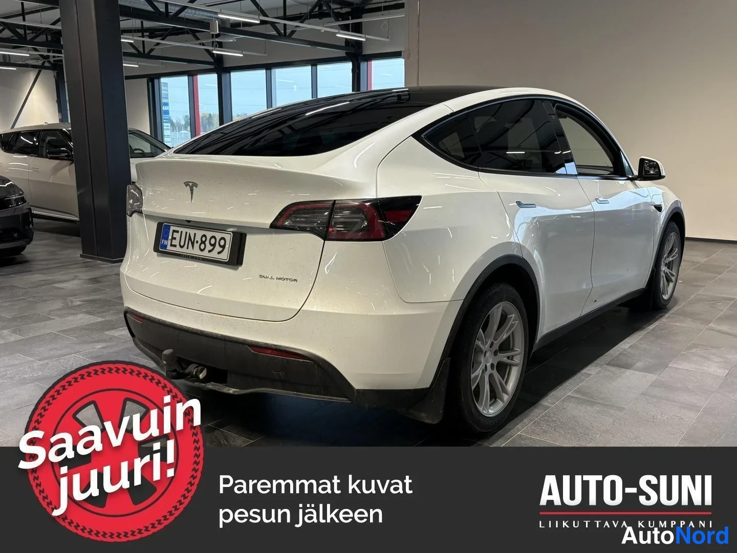Valkoinen Tesla Model Y 2023, takaviisto, kuva 3