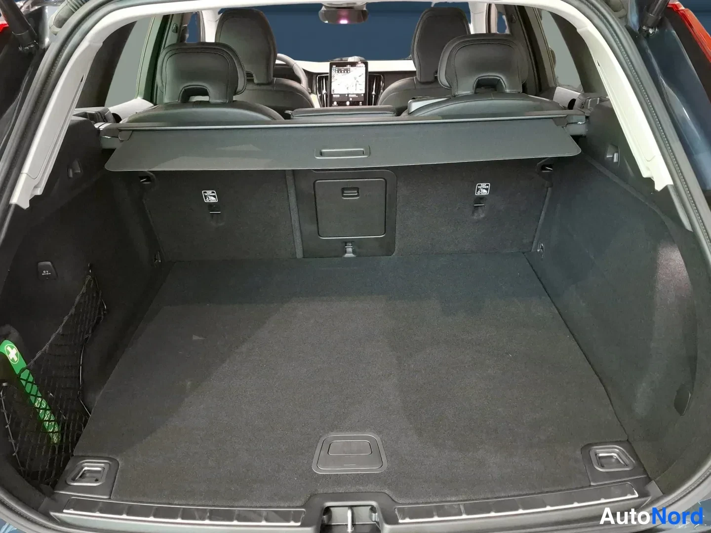 Sininen Volvo XC60 2026, tavaratila, kuva 11