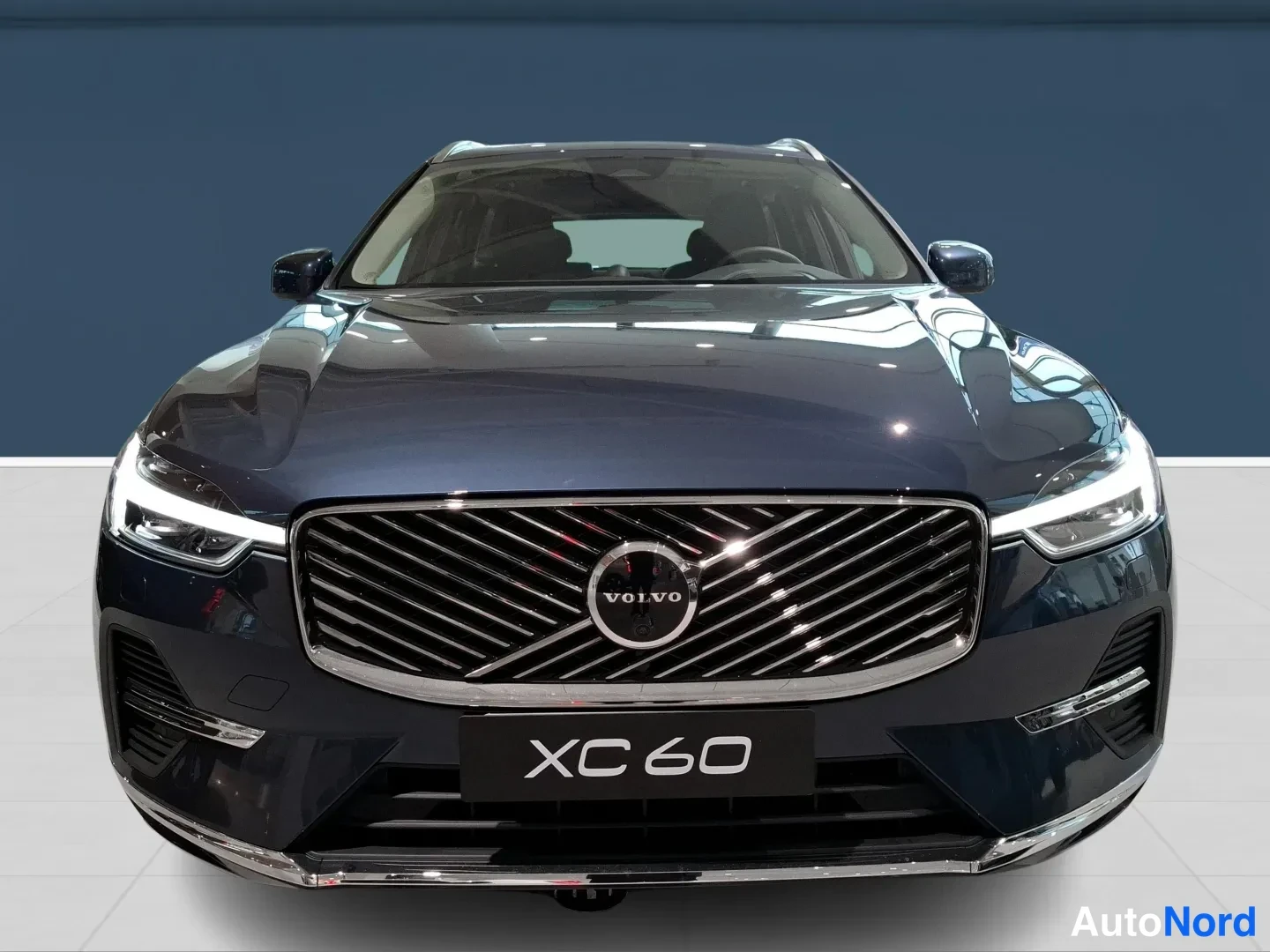 Sininen Volvo XC60 2026, edestä, kuva 3