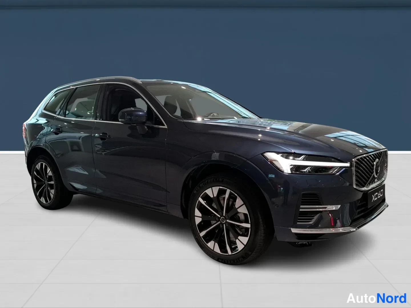 Sininen Volvo XC60 2026, etuviisto, keula oikealle, kuva 2
