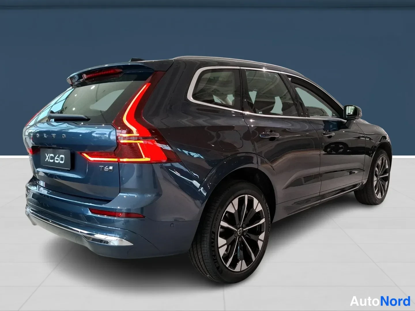 Sininen Volvo XC60 2026, takaviisto, kuva 4