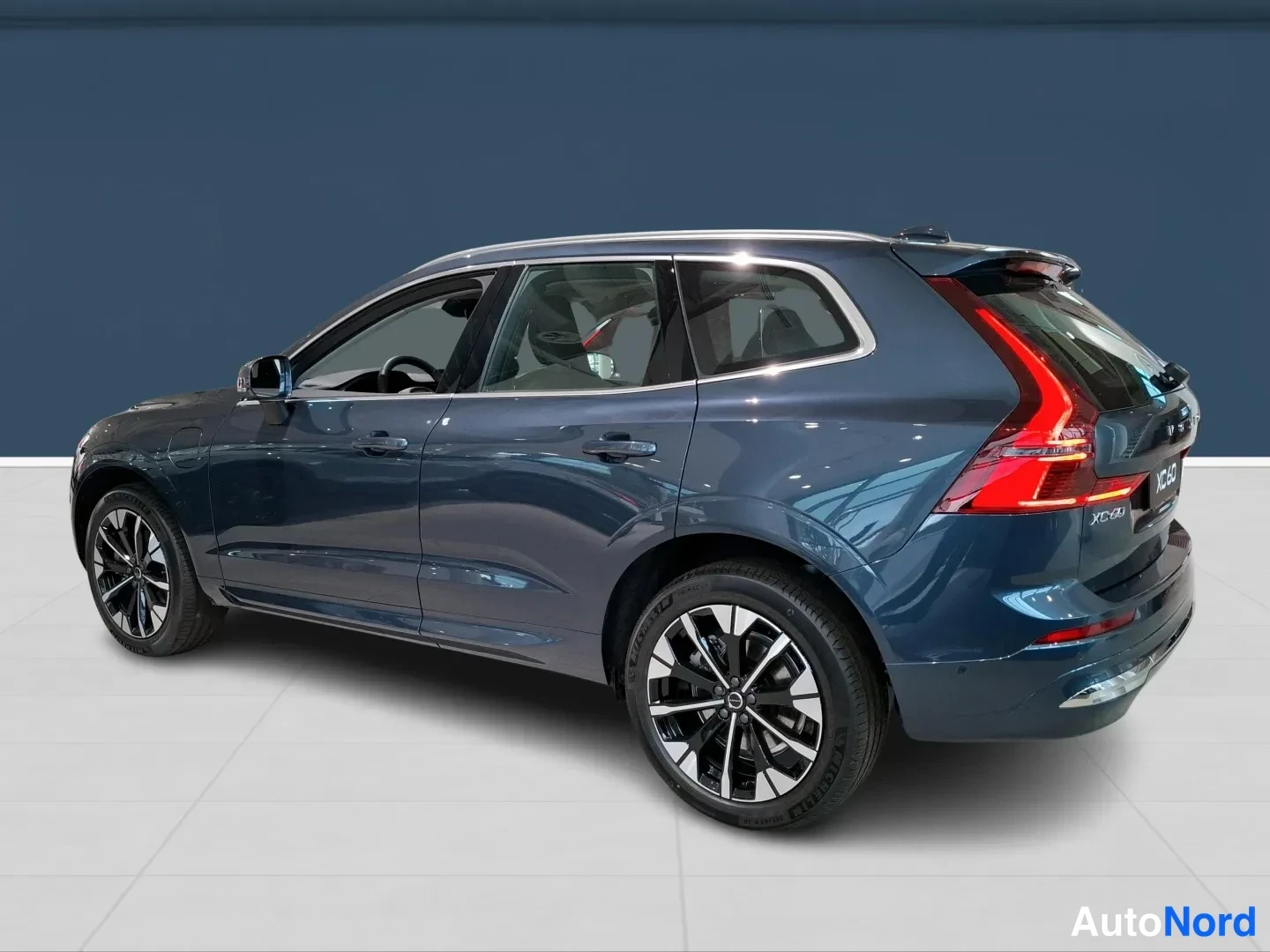 Sininen Volvo XC60 2026, takaviisto, kuva 5