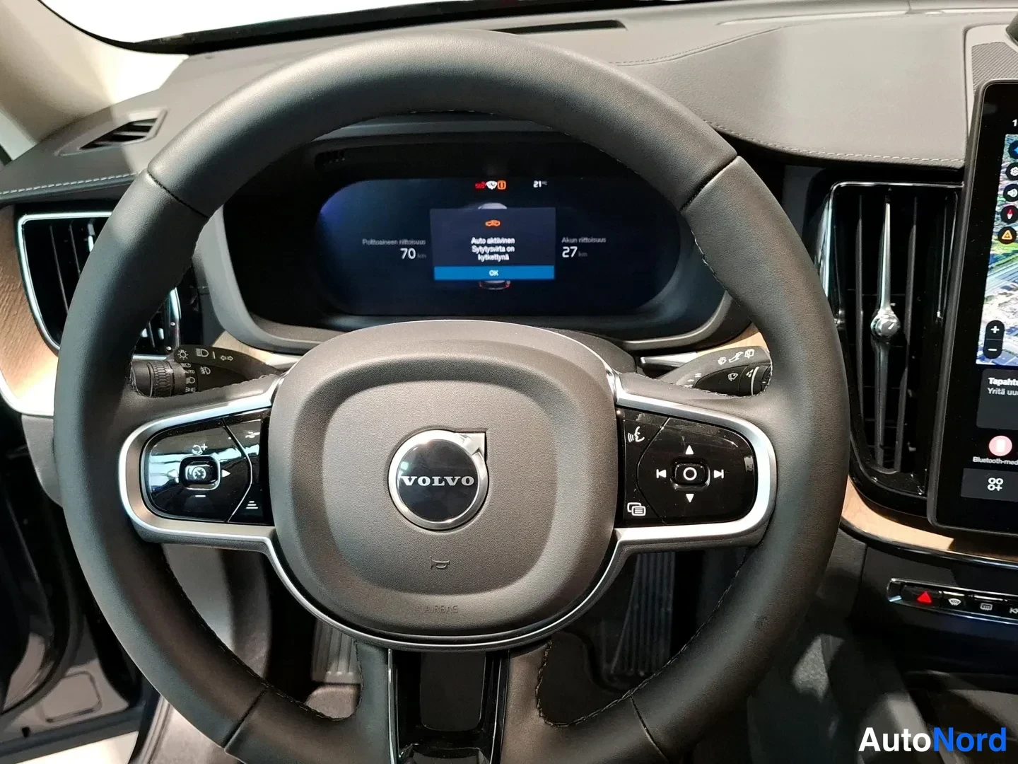 Sininen Volvo XC60 2026, ohjaamo, kuva 7