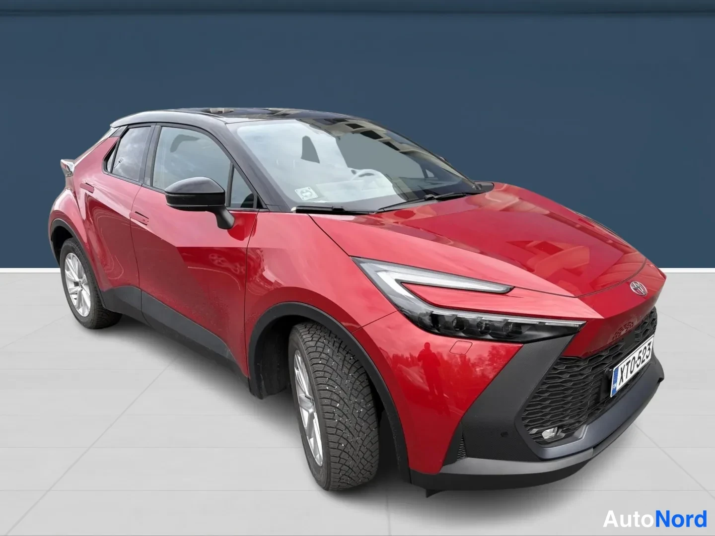 Punainen Toyota C-HR 2026, etuviisto, keula oikealle, kuva 3