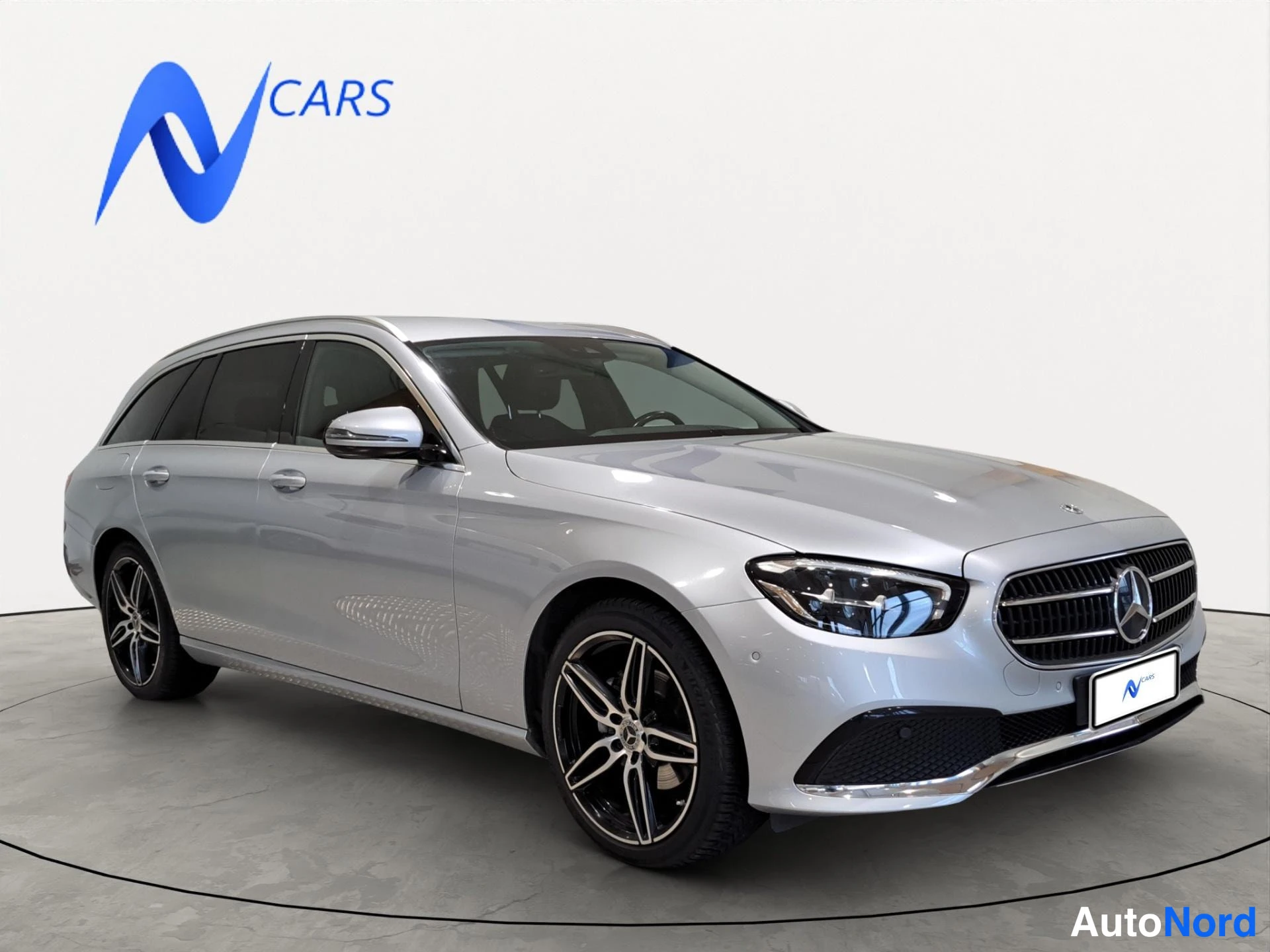 Hopea Mercedes-Benz E 220 d 2023, etuviisto, keula oikealle, kuva 2