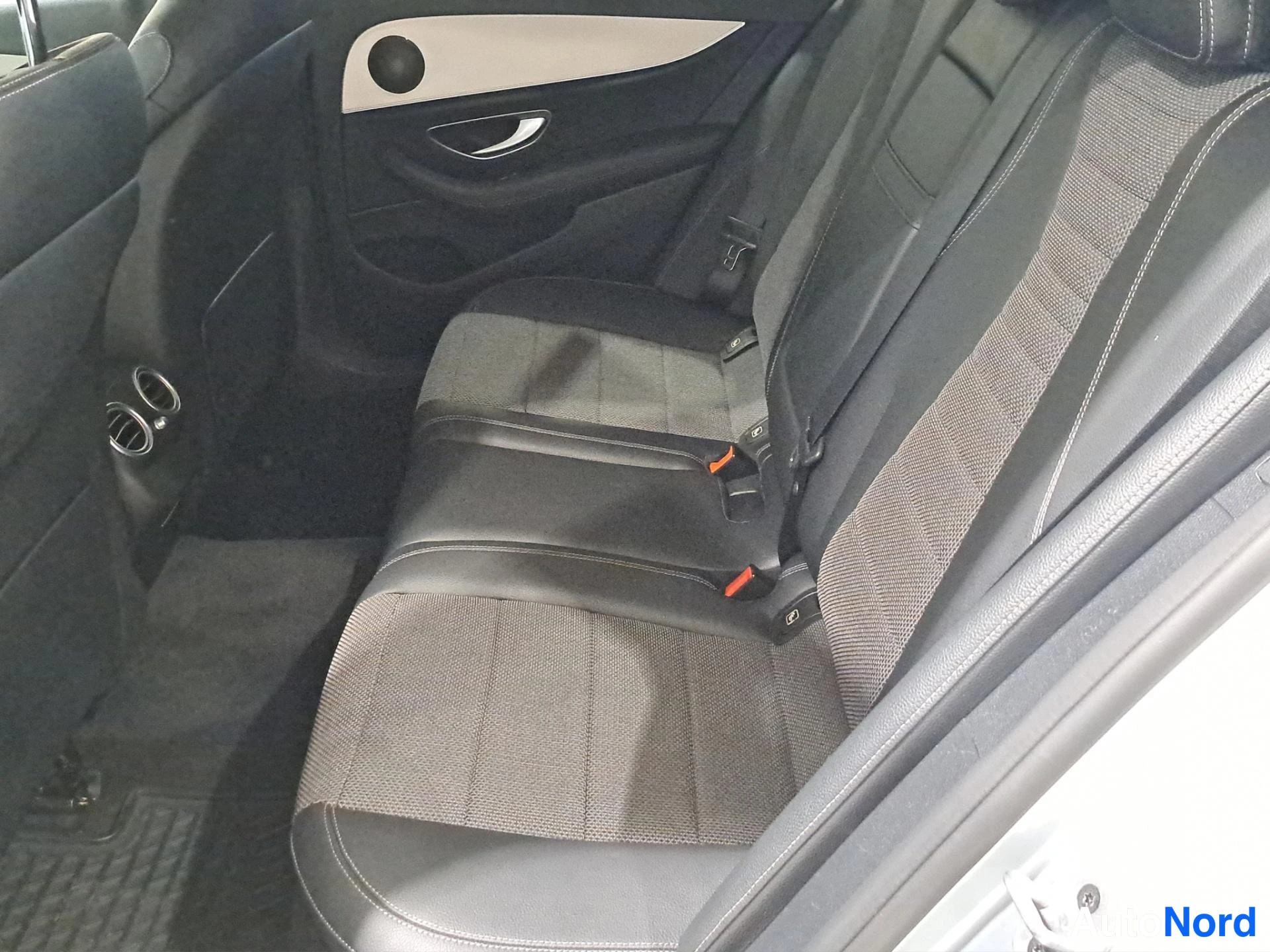 Hopea Mercedes-Benz E 220 d 2023, takaistuimet, kuva 9