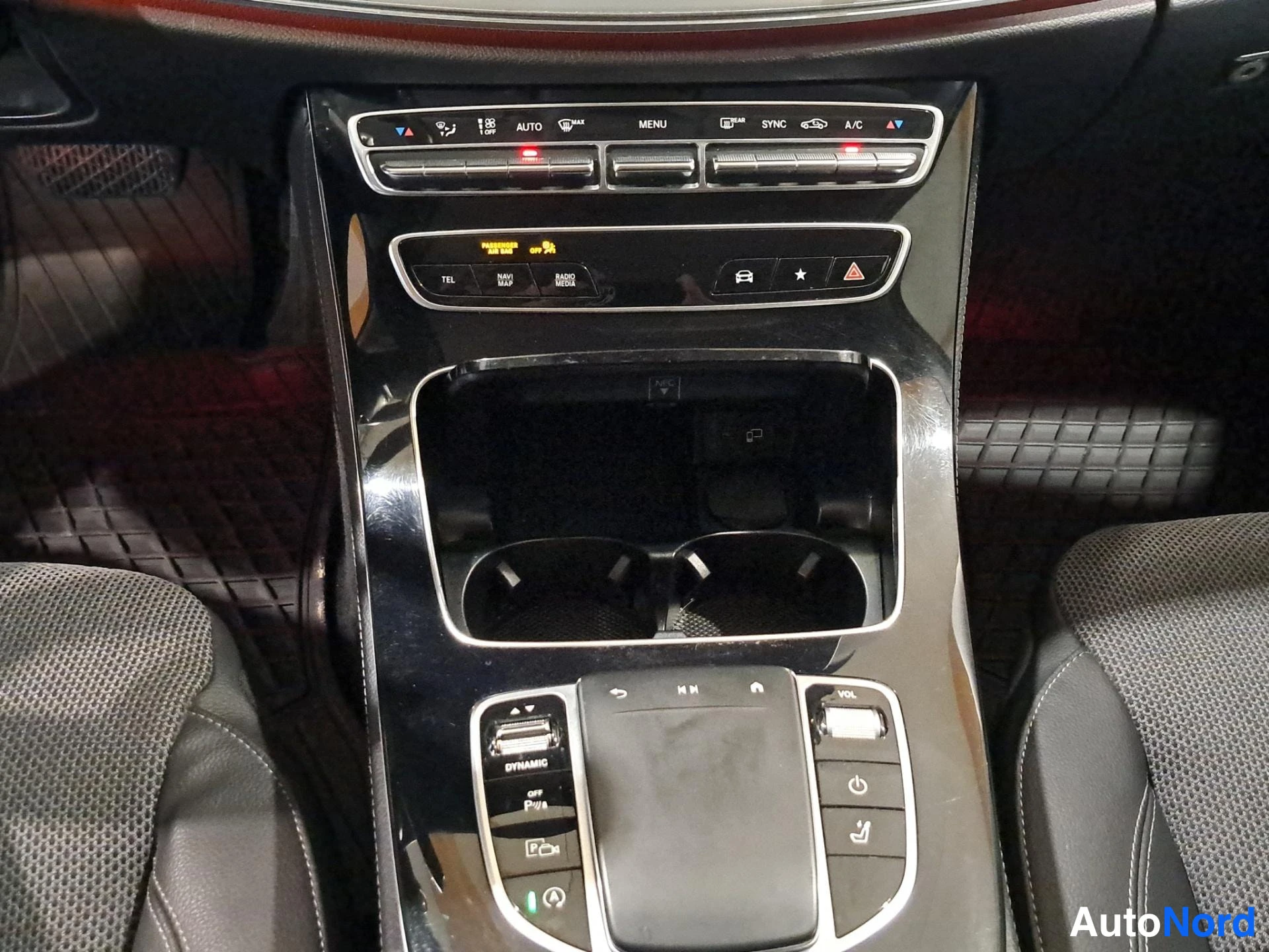 Hopea Mercedes-Benz E 220 d 2023, ohjaamo, kuva 6
