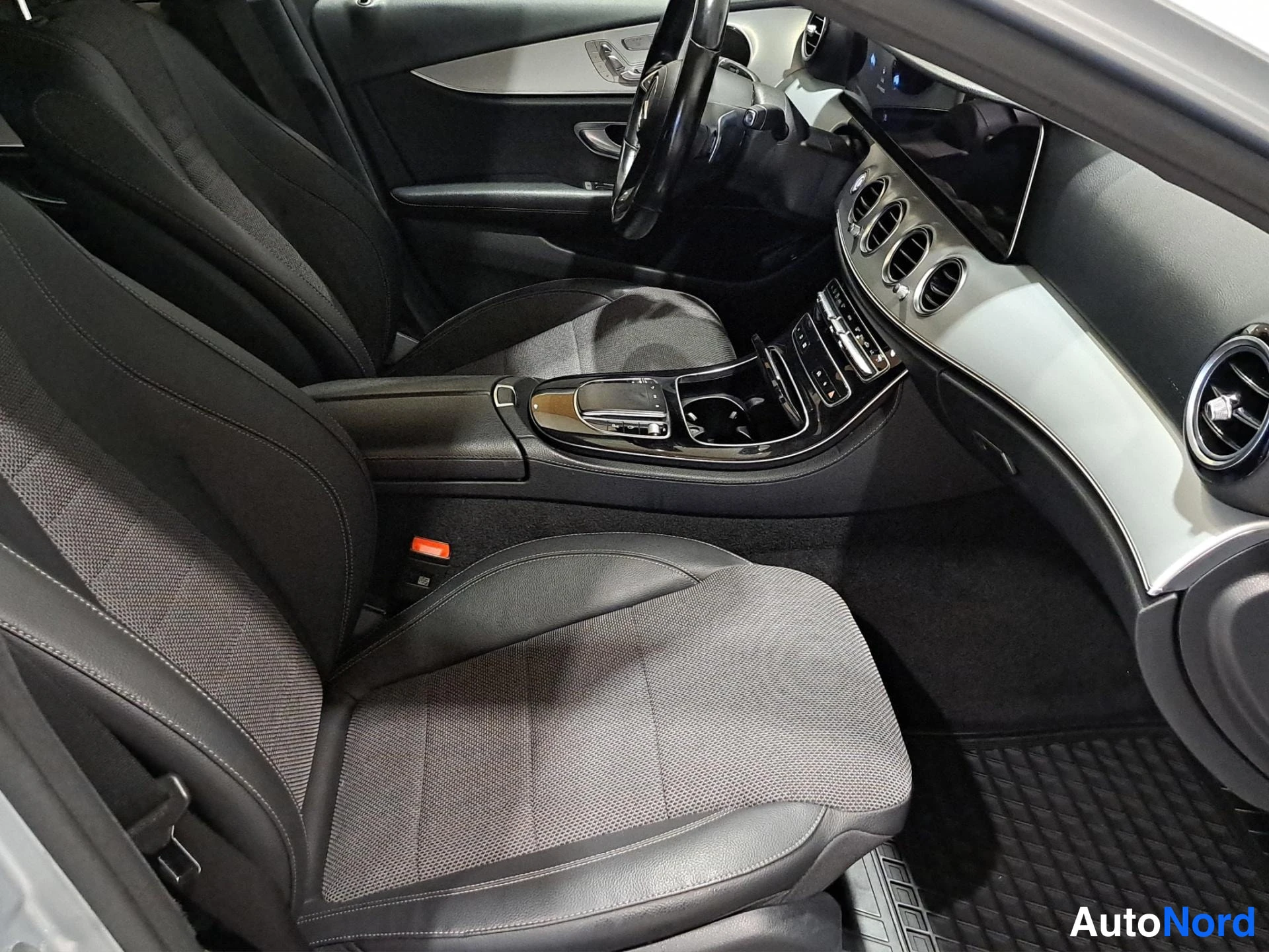 Hopea Mercedes-Benz E 220 d 2023, etuistuimet, kuva 8