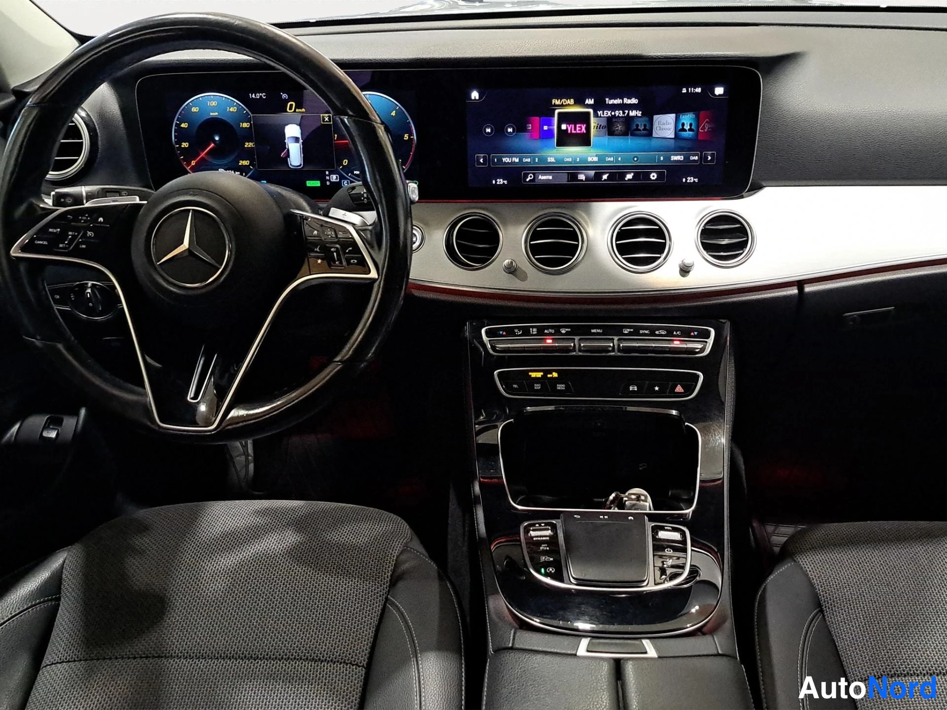 Hopea Mercedes-Benz E 220 d 2023, ohjaamo, kuva 5